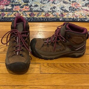 Keen women’s hiking boots size 7